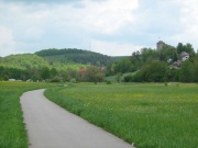 Radweg unterhalb der Burg Pappenheim