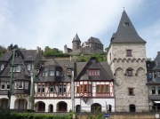 Bacharach Stadtfront.  Oben auf dem Bergfried die Burg Stahleck.
