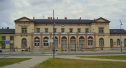 Bahnhof mit Radwegweisern