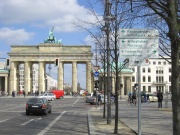  Wegweiser am Brandenburger Tor mit Hinweis auf den Berliner Mauerweg, den R1-Radweg und den Radweg Berlin - Kopenhagen