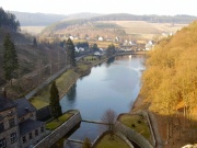Blick von Staumauer auf Fluss
