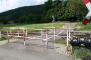 Enges Drängelgitter an einem Bahnübergang hinter Miltenberg