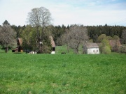 Lichtung mit Bergbauernhof und kleiner Kapelle
