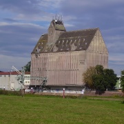 Speicher am Weserufer mit Kran (Holzminden)