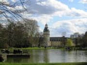 Rückseite des Karlsruher Schlosses mit Schlosspark