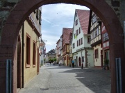 Blick durch Stadtmauer