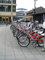Mietradsystem am Hbf im Hintergrund der Busbahnhof für den internationalen Reisebusverkehr