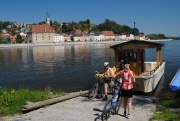 Die Radfähre quert Donau und Enns, im Hintergrund Mauthausen