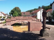 Alte Dorfbrücke von 1874, rechts Bildstock um 1500 