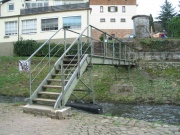 Stahltreppe mit Führungsrille kurz vor der Schiffsanlegestelle