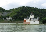 Zollburg Pfalzgrafenstein  2 km hinter Bacharach
