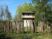 Rekonstruierter Turm mit Palisade bei Grab