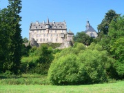 Schloß Eisenbach oberhalb des Vulkanradweges