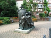 Bronzeplastik im Zentrum