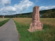 In Stein gemeißelter Radwegweiser