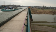 Oben kreuzt der Mittelkanal mit Schiff die unten fließende Weser