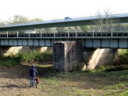 Zur Abkürzung der Umleitung unter der Eisenbahnbrücke und unter der Umgehungsstraße fahren - auf eigene Gefahr! - Bild mit Gegenrichtung