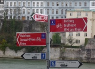 Radwegweiser am Rheinufer