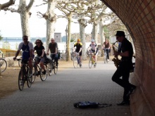 Rheinradweg mit Saxophonist