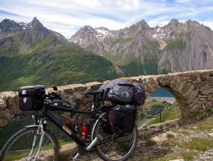 Barfußschlumpfs Hartje-Rad, über dem Lago di Morasco (Val Formazza)
