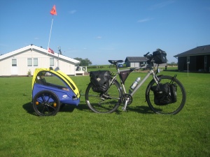 Giant Trekking (2008) mit Burley Bee (2004) auf Langeland DK 2011 von Thomas