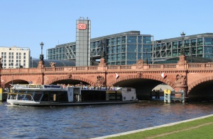 Moltkebrücke in front of Hauptbahnhof