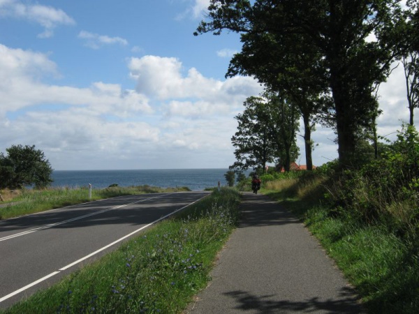 Radeln auf dem Radweg von Tejn nach Gudhjem